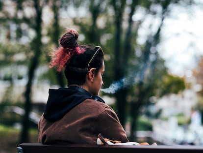 Una joven de 23 años fuma tabaco de liar, en un descanso de sus estudios en el Campus de la USC (Universidad de Santiago de Compostela), el lunes.
