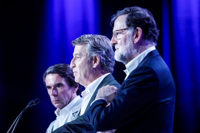 El presidente del PP, Alberto Núñez Feijóo, en el centro; acompañado de los expresidentes José María Aznar y Mariano Rajoy, este viernes en el congreso del PP.