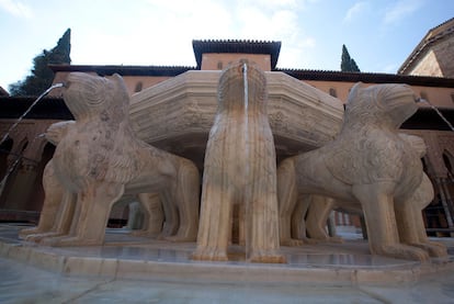 La fuente de los Leones recuperó ayer su imagen habitual tras su restauración.