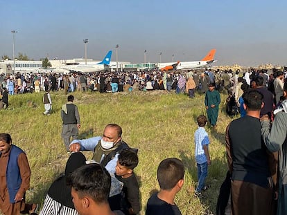 Passageiros lotam aeroporto de Cabul, no Afeganistão, para sair do país.