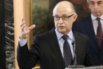 El ministro de Hacienda, Cristóbal Montoro, pronuncia unas palabras durante la primera reunión de la comisión de expertos para la reforma del sistema tributario español, que ha presidido hoy en la sede del Ministerio, en Madrid.