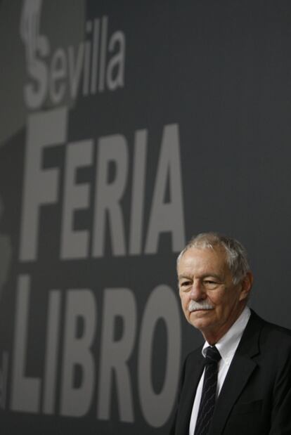 El escritor Eduardo Mendoza, ayer en la Feria del Libro de Sevilla.