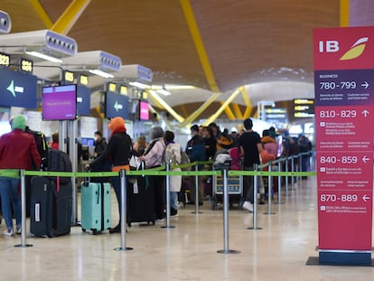 Varias personas esperan para embarcar y facturar en la zona de salidas de la Terminal 4 del Aeropuerto Madrid-Barajas Adolfo Suárez, este sábado.