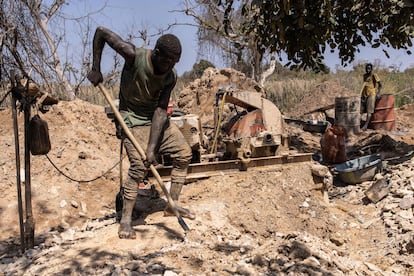 Un minero de oro artesanal excava en la mina de Bantakokouta. En 2018, la minas de la región de Kédougou produjeron unas 4,2 toneladas de oro, por valor de 86.600 millones de francos CFA (132 millones de euros), y emplearon a casi 32.500 personas.