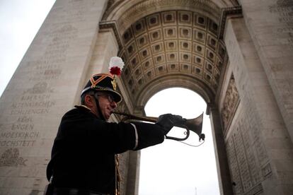 Cerca de 70 jefes de Estado y de Gobierno asisten hoy a la ceremonia conmemorativa del centenario del armisticio entre las Potencias Aliadas y Alemania de la Primera Guerra Mundial que se celebra en el Arco de Triunfo de París. En la imagen, un oficial toca la corneta junto al Arco del Triunfo.