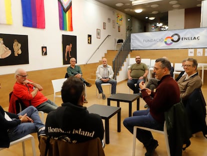 Encuentro de usuarios en la Fundación Enllaç, que tiene como misión brindar y facilitar las redes de apoyo entre personas mayores del colectivo LGTB, en Barcelona.