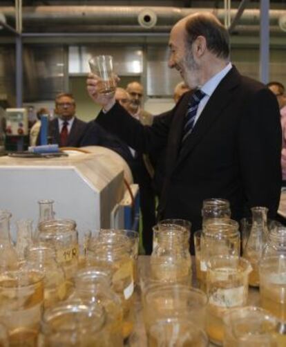 Rubalcaba, durante una visita que realizó ayer al laboratorio de Minería/Metalúrgica del Campus de Mieres de la Universidad de Oviedo.