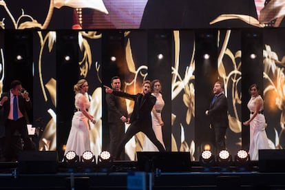 David Bisbal arranca el concierto homenaje a Juan Gabriel.