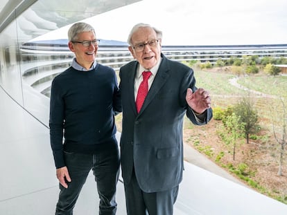 Tim Cook, consejero delegado de Apple, junto al inversor Warren Buffett.