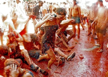 Participantes en anteriores ediciones de la fiesta de la Tomatina en la localidad valenciana de Buñol, una catarsis colectiva que atrae a público procedente de todo el mundo.