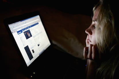 Una mujer observa la pantalla de Facebook en 2007. Entonces la red era un punto de encuentro para charlar, ver fotos de amigos y conocer más de sus vidas.