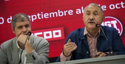 Desde la izquierda, los secretarios generales de CC OO, Unai Sordo, y CCOO, Pepe &Aacute;lvarez, durante la presentaci&oacute;n de la marcha por las pensiones