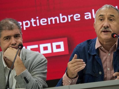 Desde la izquierda, los secretarios generales de CC OO, Unai Sordo, y de UGT, Pepe Álvarez, durante la presentación de la marcha por las pensiones