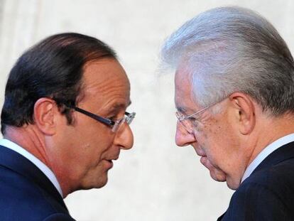 El primer ministro italiano, Mario Monti (derecha), charla con el presidente francés, François Hollande, en Villa Madama (Roma, Italia)