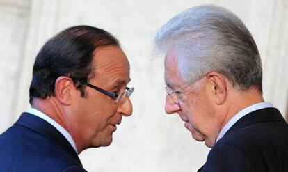 El primer ministro italiano, Mario Monti (derecha), charla con el presidente francés, François Hollande, en Villa Madama (Roma, Italia)