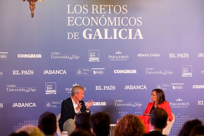 Alfonso Rueda y Pepa Bueno, durante la entrevista celebrada en el Hostal de los Reyes Católicos de Santiago de Compostela, este martes.