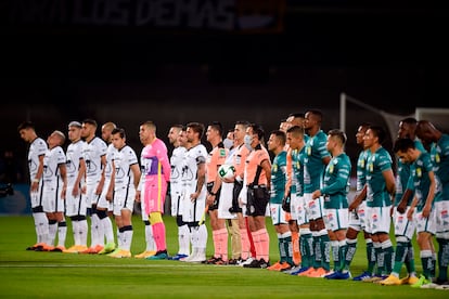 Los futbolistas de los Pumas y el Club Len, antes del partido.