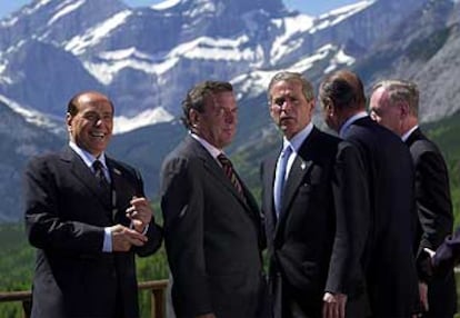 De izquierda a derecha, Berlusconi, Schröder, Bush, Chirac (de espaldas) y Chretien (Canadá), en una reunión del G-8 en las montañas canadienses.