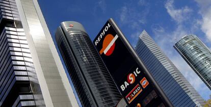 Cartel de Repsol junto a las Cuatro Torres de la Castellana de Madrid