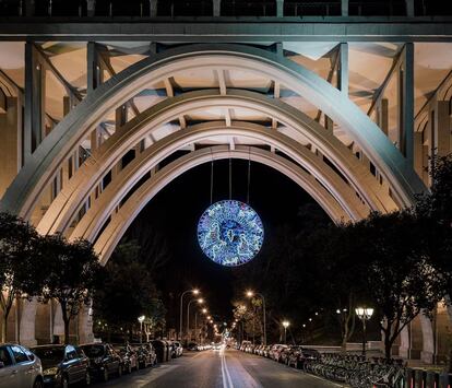 El belén luminoso que cuelga del Viaducto de Segovia tiene como punto de partida el Nacimiento instalado en la Puerta de Alcalá, también de Brut Deluxe. |