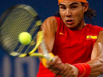 Rafa Nadal devuelve un golpe en el partido de cuartos.