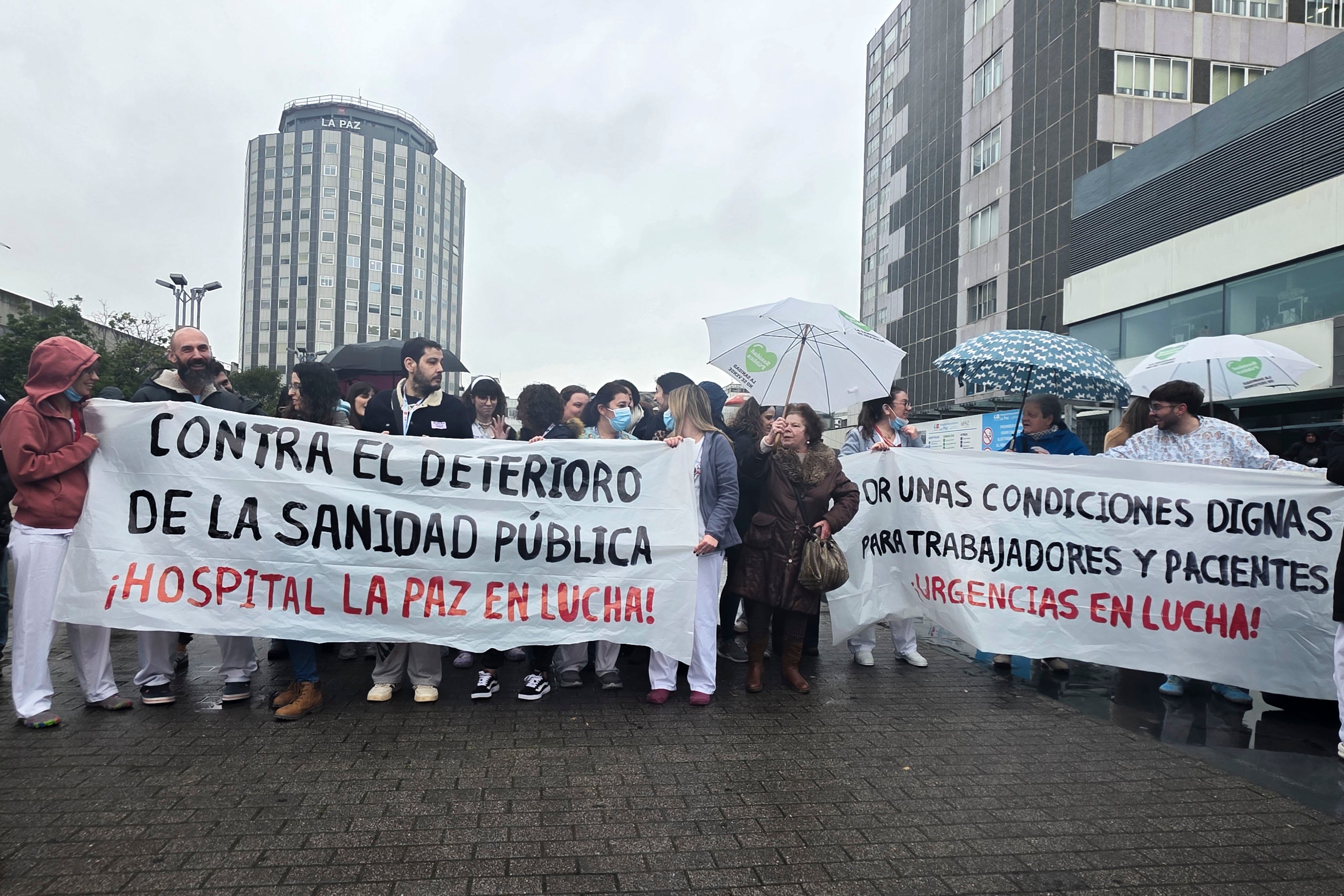 Il personale dell'ospedale La Paz si è mosso in piazza per protestare contro l'affollamento e la carenza di personale