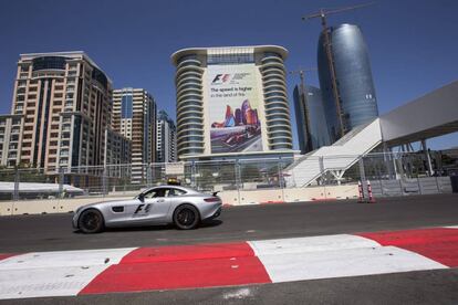 Un coche circula por el nuevo circuito callejero de Bakú, en Azerbaiyán,