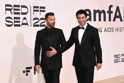 Ricky Martin y Jwan Yosef. El cantante puertorriqueño y el pintor sirio de nacionalidad sueca anunciaron su divorcio después de seis años de matrimonio. “Ambos hemos decidido terminar con nuestro matrimonio con amor, respeto y dignidad para con nuestros cuatro hijos [gestados por vientre de alquiler, una práctica ilegal en España] y recordando lo que hemos vivido como pareja todos estos años maravillosos”, aclaró la pareja en julio. Su romance empezó en 2015 y a pesar de que el conocidísimo cantante siempre ha sido discreto con su vida privada, fue él mismo quien contó en sus redes sociales cómo se habían conocido: “Buscaba nuevas obras de arte en Instagram. De repente vi una hermosa pieza de arte y dije: ‘¡Epa, qué cool! ¿De quién es esto?”. Tardaron seis meses en conocerse en persona, pero la relación fluyó y en abril de 2016 hicieron oficial la relación. La historia se acabó definitivamente a principios de septiembre, cuando, según el medio 'TMZ', la pareja llegó a un acuerdo de divorcio que no dio problemas a ninguna de las partes.