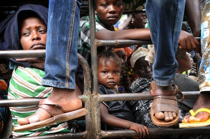 Los habitantes de la ciudad de Damara, a 75 km al norte de Bangui, en la Rep&uacute;blica Centroafricana, huyen de su regi&oacute;n debido a la espiral de violencia en la que viven. 