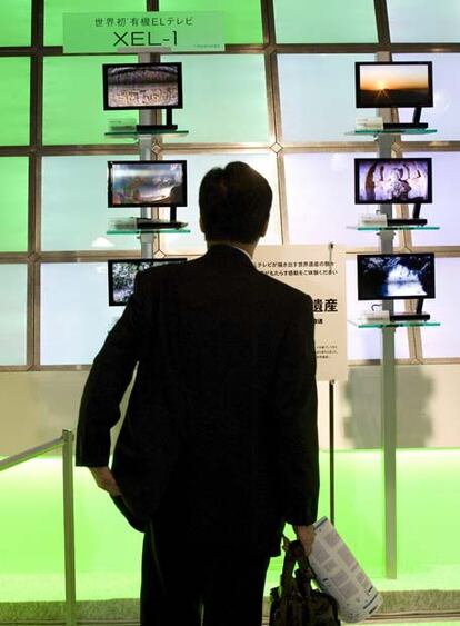 Un visitante observa la pantalla más plana del mundo, creada por Sony, en la feria CEATEC de Makuhari.