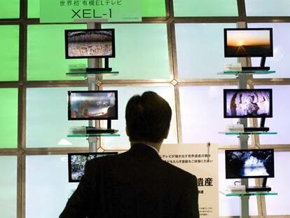 Un visitante observa la pantalla más plana del mundo, creada por Sony, en la feria CEATEC de Makuhari.