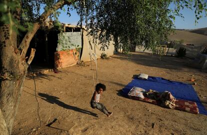 Una niña palestina se columpia de un árbol en la aldea beduina de Khan al-Ahmar, en la ocupada Cisjordania.