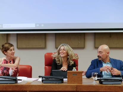 Yolanda Díaz (centro), junto a los diputados Txema Guijarro y Marta Lois, en el Congreso este miércoles.