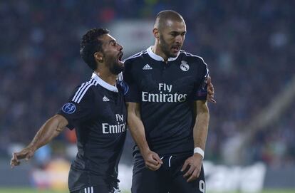 Karim Benzema celebra con Arbeloa después de marcar el segundo gol del Real Madrid.