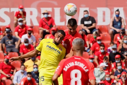 Danjuma y Costa pugnan por un balón aéreo