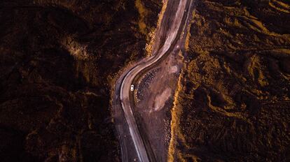 Vista aérea de la carretera que cruza la colada de lava del volcán de Cumbre Vieja en La Palma, el 16 de agosto. 