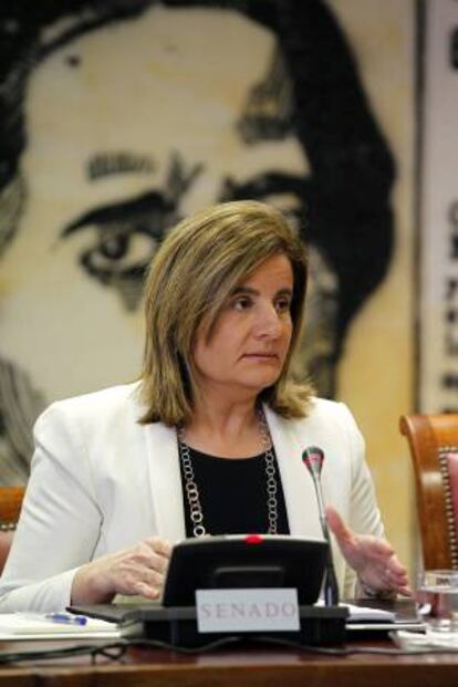 La ministra de Empleo, Fátima Báñez, durante su comparecencia esta tarde ante la Comisión de Empleo y Seguridad Social del Senado para informar sobre la evolución del desempleo, la estrategia de emprendimiento y empleo joven y las pensiones.