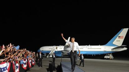 El presidente Obama saluda a sus seguidores en el aeropuerto de Cleveland.