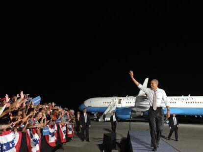El presidente Obama saluda a sus seguidores en el aeropuerto de Cleveland.