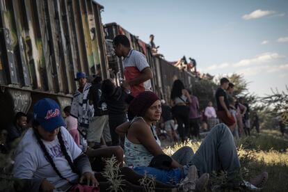 Migrantes varados en el Estado de Zacatecas, durante su viaje en tren a la frontera con Estados Unidos, en septiembre de 2023.