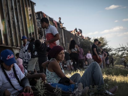 Migrantes varados en el Estado de Zacatecas, durante su viaje en tren a la frontera con Estados Unidos, en septiembre de 2023.