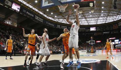 Bourousis anota ante Aguilar