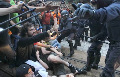 Los agentes antidisturbios de los Mossos d'Esquadra tratan de desalojar a los manifestantes indignados, que oponen una resistencia pasiva, en la concentración ante el Parlament.