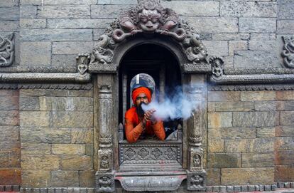 Un santón en el templo Pashupati durante la celebración del festival hindú de Maha Shivaratri, en Katmandú (Nepal), el 13 de febrero de 2018.