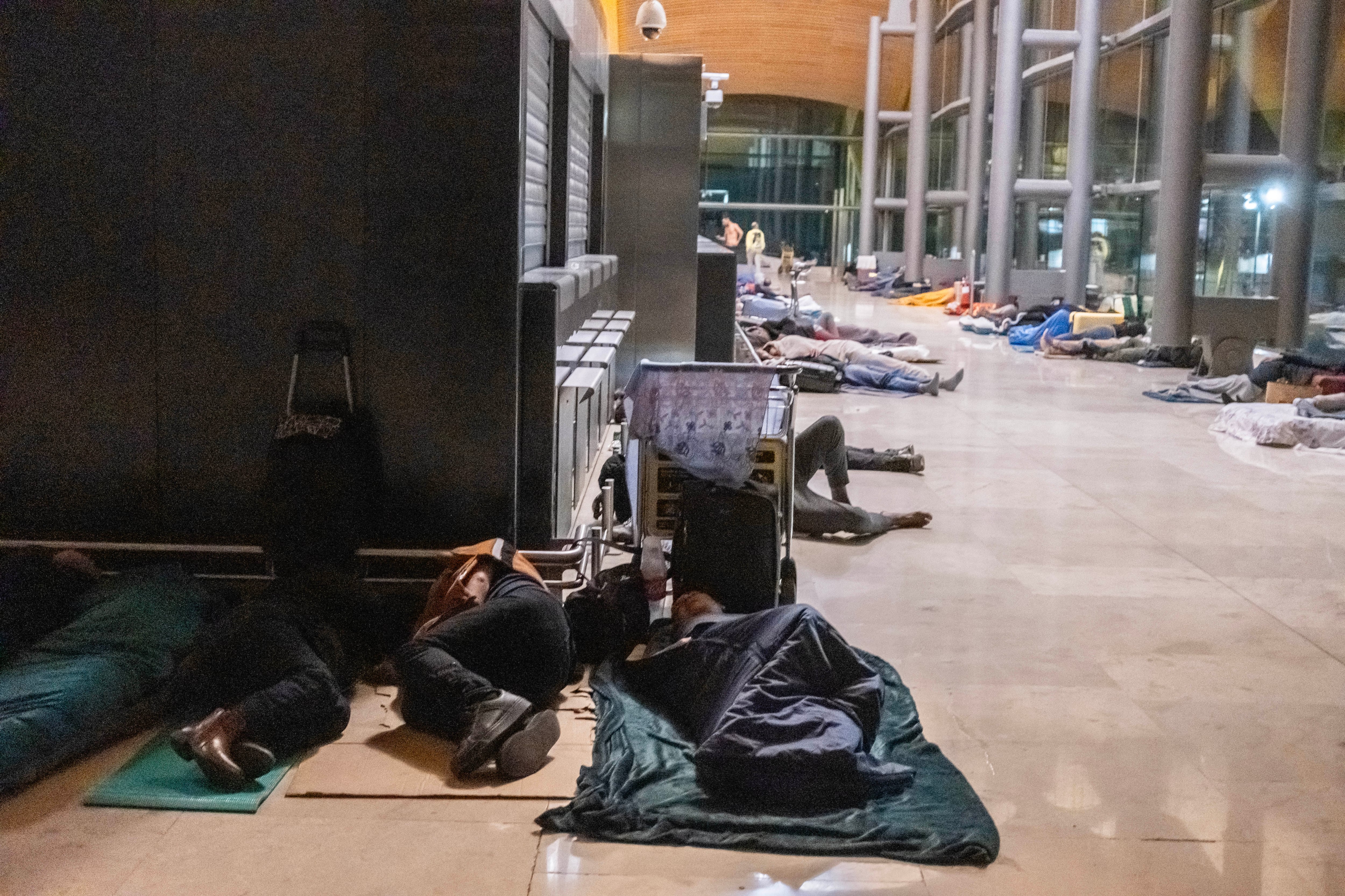 Decenas de personas durmiendo en un ala de la T4 de Barajas durante la madrugada del lunes.