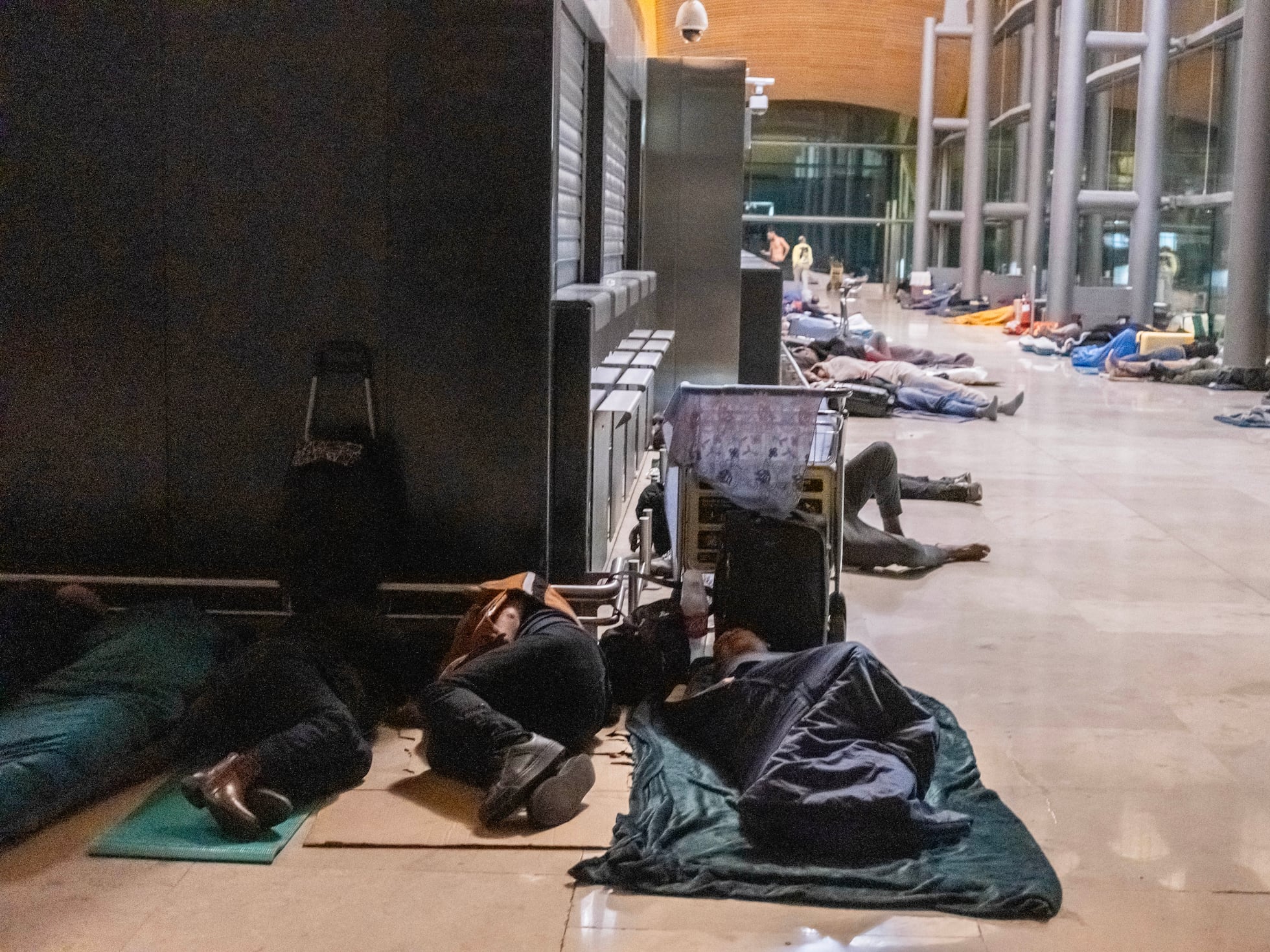 El número de personas que duermen en el aeropuerto de Barajas se multiplica por 10: “Veo más gente peligrosa” | Noticias de Madrid | EL PAÍS