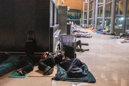 Decenas de personas durmiendo en un ala de la T4 de Barajas durante la madrugada del lunes.