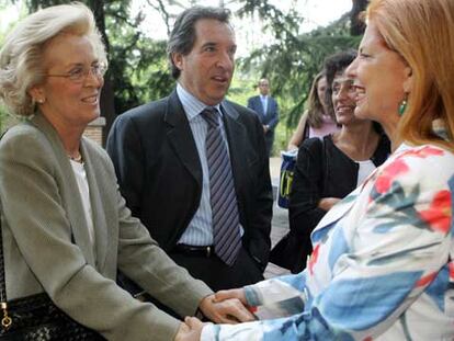 Genoveva Queipo de Llano (a la izquierda) saluda a Carmen Alborch, en presencia de Iñaki Gabilondo.