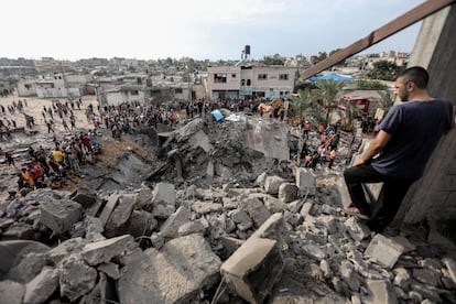 Decenas de palestinos inspeccionan los escombros de una casa destruida tras un ataque aéreo israelí contra Khan Yunis, en el sur de la franja de Gaza, el lunes pasado.