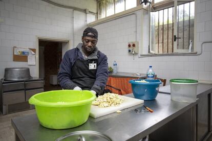 Kalidou Sou es ayudante de cocinero en el departamento de recepción y apoyo a los recién llegados. En todo el sur, pero especialmente en Campania, hay circunstancias que dificultan que los inmigrantes sean autónomos, tengan autoestima y se organicen.